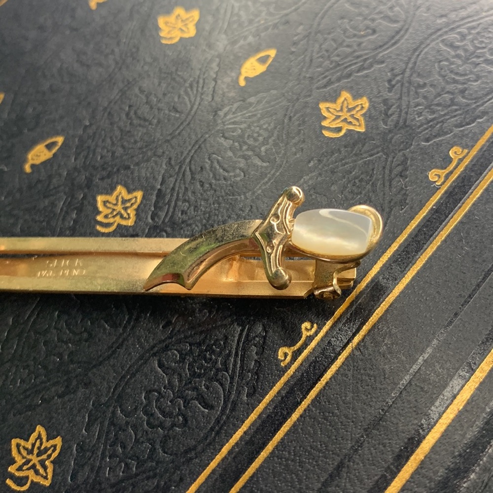 Vintage gold tone metal SLICK tie clip with Mother of Pearl daggers / knives - Picture 12 of 13